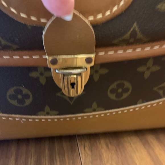 Vintage Louis Vuitton in very good shape. I'm not sure of the age. - Picture 3 of 10